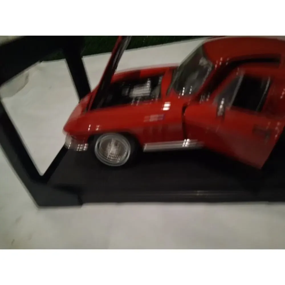 Maisto 1965 Chevrolet Corvette Sting Ray Coupe 1/18 Diecast Car Red With Base